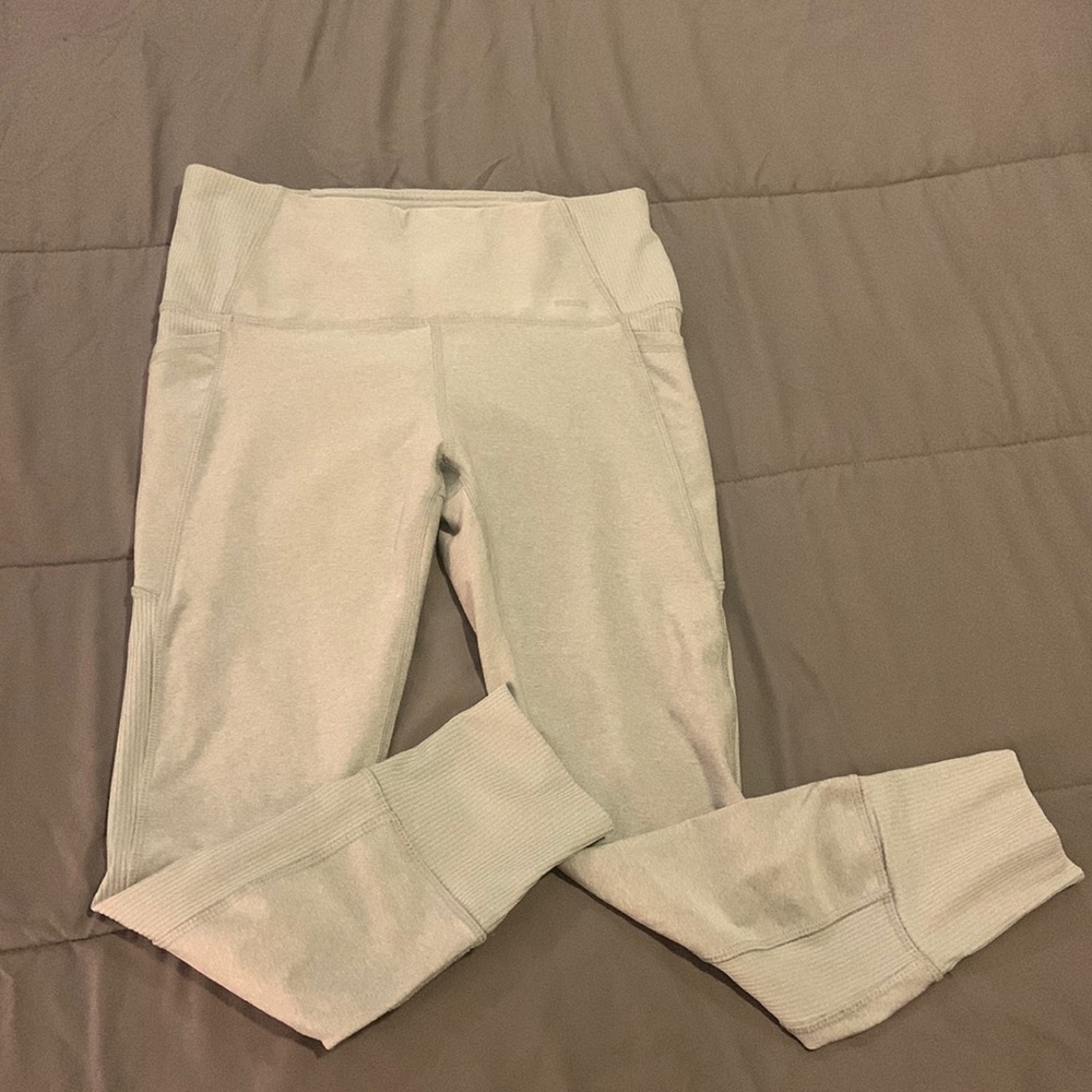 Medium, RBX, gray leggings. Great activewear! There are pockets at the sides.